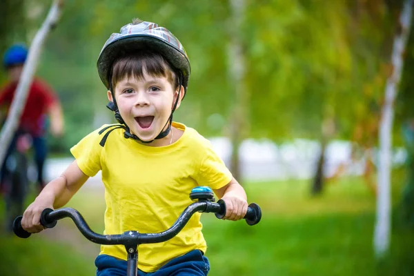 Счастливый Мальчик Лет Веселящийся Осеннем Лесу Велосипедом Прекрасный Осенний День — стоковое фото