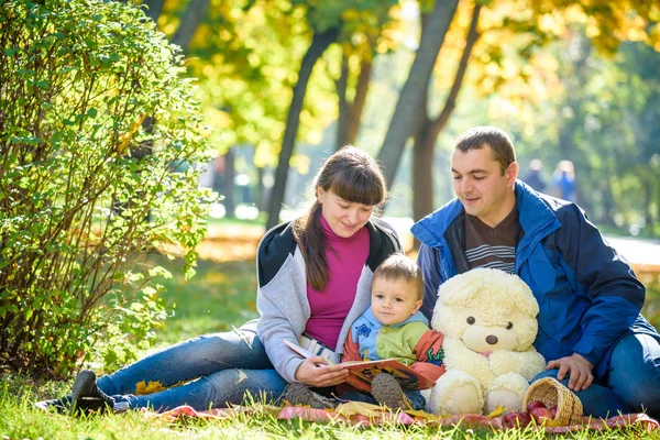 Familia Feliz Disfrutando Picnic Otoño Padre Madre Hijo Sientan Campo — Foto de Stock