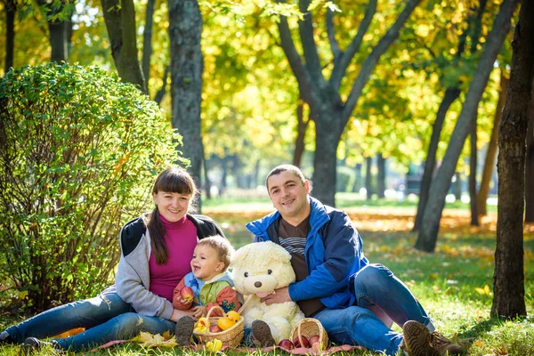 Χαρούμενη Οικογένεια Που Απολαμβάνει Φθινόπωρο Πατέρας Μητέρα Και Γιος Κάθονται — Φωτογραφία Αρχείου
