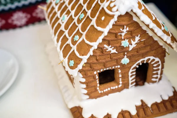 Hausgemachtes Lebkuchenhaus Schnee Geschmückter Weihnachtsbaum Hintergrund — Stockfoto