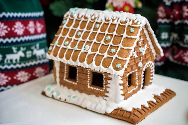 Hausgemachtes Lebkuchenhaus Schnee Geschmückter Weihnachtsbaum Hintergrund — Stockfoto