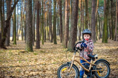 Temiz su plastik Şişeden içme ile bisiklet ile genç çocuk