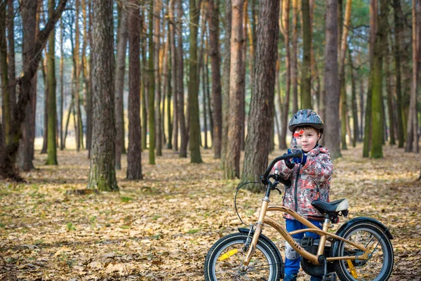 Młody Chłopak Rowerem Picia Czystej Wody Butelki Plasic — Zdjęcie stockowe