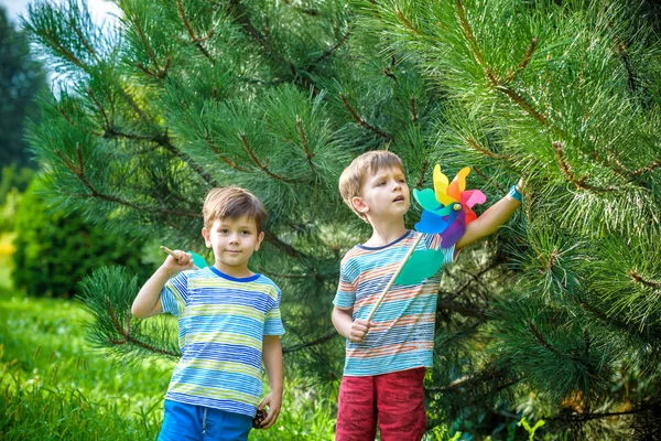 Dos Niños Felices Jugando Jardín Con Molino Viento Molino Adorables — Foto de Stock