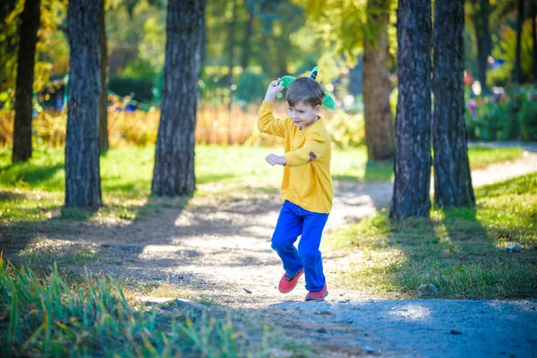 Niño Feliz Jugando Con Avión Juguete Contra Fondo Azul Del — Foto de Stock