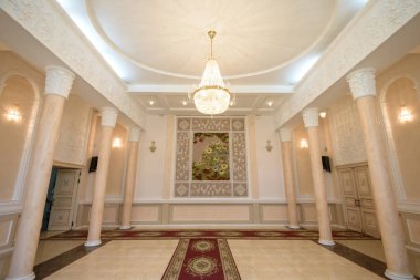 Güzel düğün töreni tasarım dekorasyon öğeleri arch, çiçek tasarım, çiçek, sandalye ve balonlar.