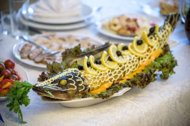 Dolması pike sebze ve meyve Yeşiller ile süslenmiş. Çok güzel restoran yemek.