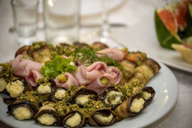 çatal bıçak ve cam kadehlerle yemek masası seti. Partiden önce restoranda..