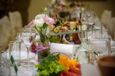 Güzel Restoran İç masa dekorasyonu için düğün ya da olay. Çiçek Düğün masa dekorasyonu.