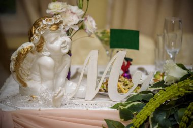 Güzel Restoran İç masa dekorasyonu için düğün ya da olay. Çiçek Düğün masa dekorasyonu.