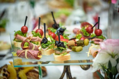 çatal bıçak ve cam kadehlerle yemek masası seti. Partiden önce restoranda..