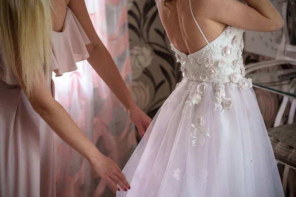 Koszorúslány Menyasszony Felkészítése Esküvő Napján Segít Hogy Rögzítse Egy Esküvői — Stock Fotó