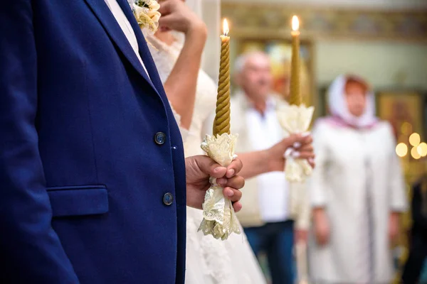 在教堂举行的仪式上 新郎和新娘头戴皇冠站在一起 — 图库照片