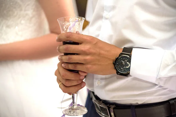 Наречений Наречений Весільним Столом Тримає Келих Шампанського — стокове фото