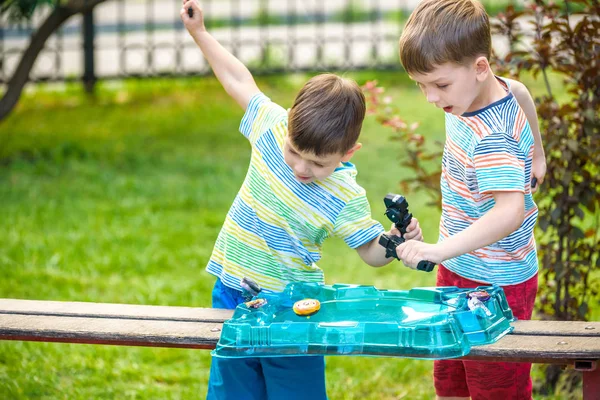 Δύο Αγόρια Παίζουν Σύγχρονο Γύρισμα Πάνω Εξωτερικούς Χώρους Διασκέδαση Παιχνίδι — Φωτογραφία Αρχείου