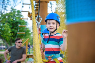 genç çocuk oynamaya ve sahip eğlenceli aktiviteler açık havada yaptığını. mutluluk ve mutlu çocukluk kavramı.