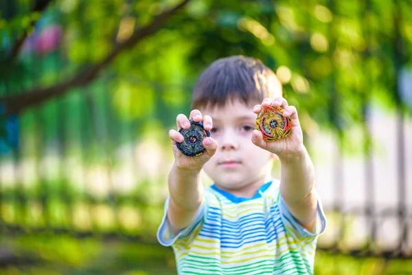 Хлопчик Грає Сучасним Спін Топ Відкритому Повітрі Розважальна Гра Дітей — стокове фото