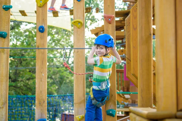 Tapferer Kleiner Junge Der Spaß Abenteuerpark Hat Und Mit Helm — Stockfoto