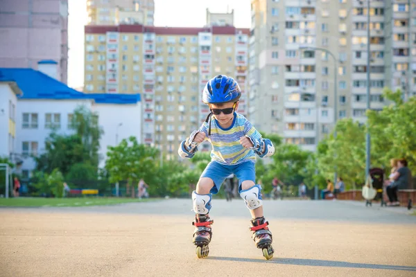 Mały Chłopiec Jazda Rolkach Latem Parku Szczęśliwe Dziecko Nauce Skate — Zdjęcie stockowe