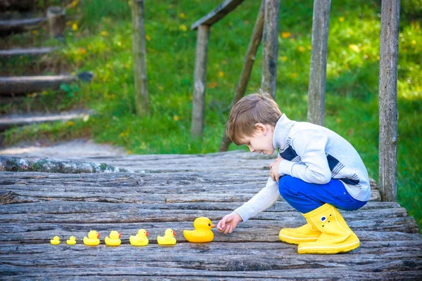 Adorable Niño Niño Niño Jugando Parque Con Patos Goma Antiguo — Foto de Stock