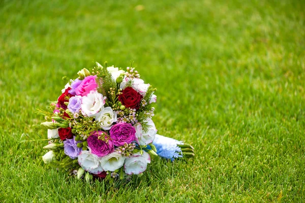 Картина Весільного Букета Весільний Букет Рожевих Білих Троянд Лежить Траві — стокове фото