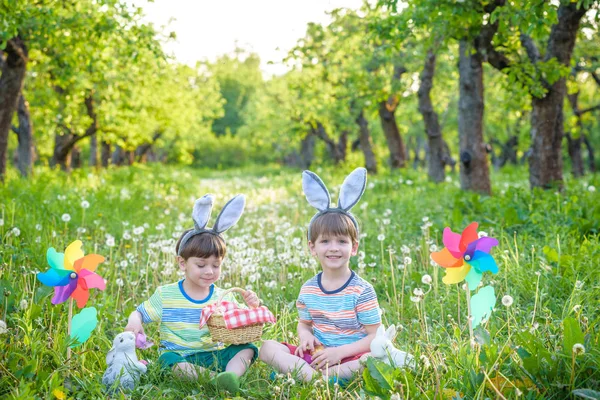 Dwóch Chłopców Parku Zabawy Kolorowych Jajek Wielkanoc Tradycyjne Egg Hunt — Zdjęcie stockowe