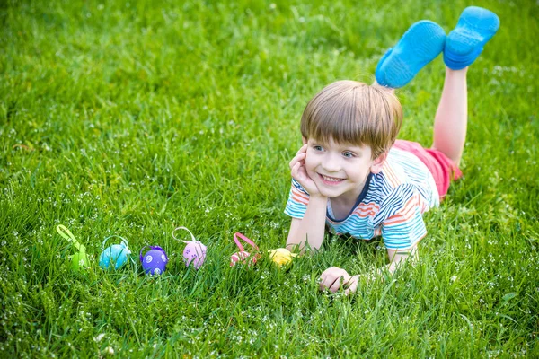 Niño Cazando Huevos Pascua Jardín Primavera Día Pascua Lindo Niño — Foto de Stock
