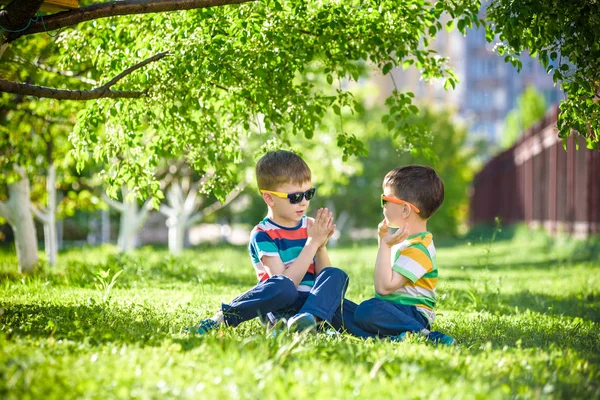Frohe Sommerferien Zwei Kinder Auf Einer Grünen Liegewiese Einem Sommerpark — Stockfoto