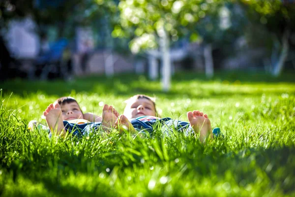Kinder Die Auf Gras Liegen Familienpicknick Frühlingspark Bild Mehrerer Beine — Stockfoto