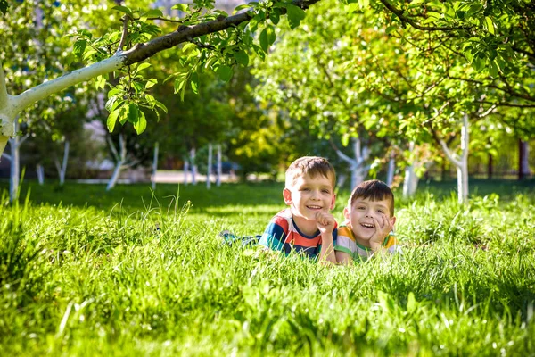 Ευτυχισμένα Παιδιά Που Διασκεδάζουν Έξω Παιδιά Παίζουν Στο Πάρκο Αγοράκι — Φωτογραφία Αρχείου