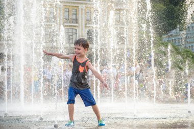 heyecanlı çocuk su jetleri, Çeşme arasında eğleniyor. Ben yaz