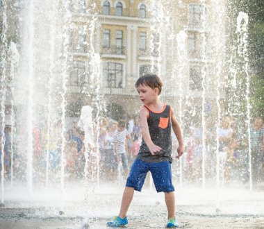 heyecanlı çocuk su jetleri, Çeşme arasında eğleniyor. Ben yaz