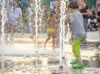 heyecanlı çocuk su jetleri, Çeşme arasında eğleniyor. Ben yaz