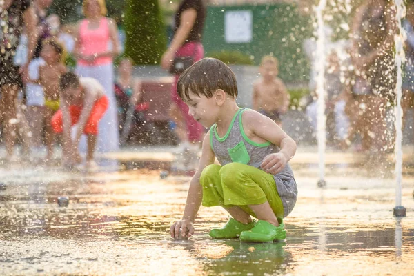 Chico excitado divirtiéndose entre chorros de agua, en la fuente. Verano i —  Fotos de Stock