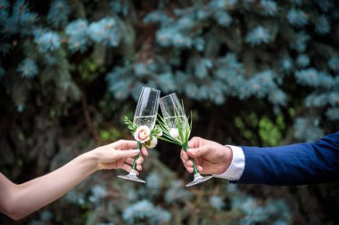 Gelin ve damat düğün masada. bir bardak şampanya holding