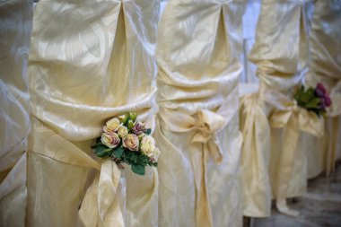 Sandalye siyah kumaş ve büyük pembe saten yay ile dekore edilmiştir. İpek yay Restoran partide sandalyede arkasına bağlı. Üst üste duran karanlık bez kapak sandalye