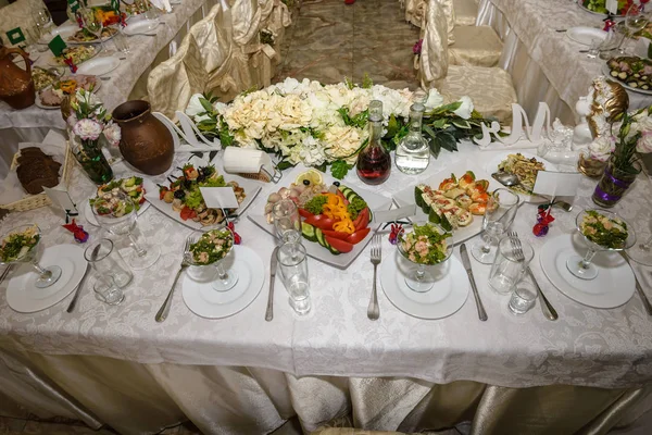 Hermosa mesa con vajilla y flores para una fiesta, w — Foto de Stock