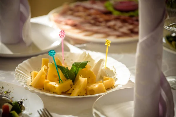 Placa de queso con quesos Dorblu, Parmesano, Brie, Camembert y Roquefort en servir sobre la mesa de un viejo árbol de cerca — Foto de Stock