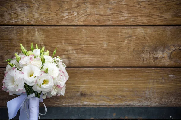 Bouquet da sposa su un cuscino arancione, bouquet di sposa da spray alla crema di rose, cespuglio di rose, rosa viola Memory Lane, eustoma viola, eucalipto — Foto Stock