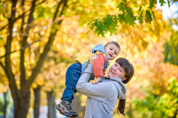 Glücklich junge Mutter hält süße Kleinkind Junge, Familie hat Spaß — Stockfoto