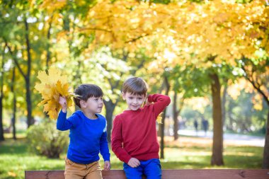mutlu arkadaş, okul SK arasında sonbahar Park eğlenmek