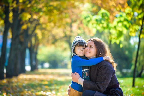엄마와 아기가을 공원에 놀이. 부모와 자식 일 도보 — 스톡 사진