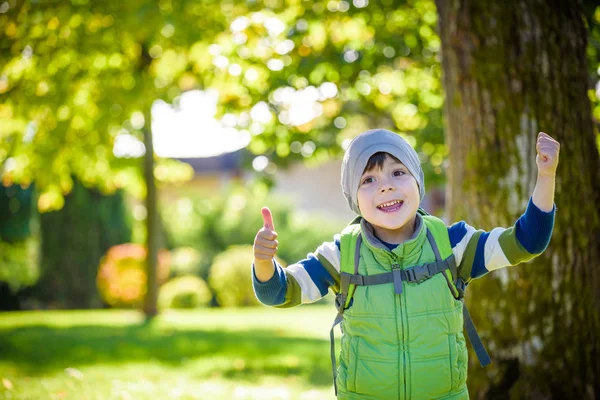 Porträt eines jungen Kindes, das im Park rennt und lächelt — Stockfoto