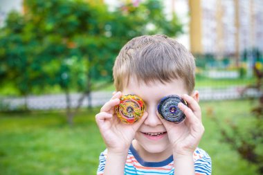 Çocuk ile bir iplik üst açık havada oyun