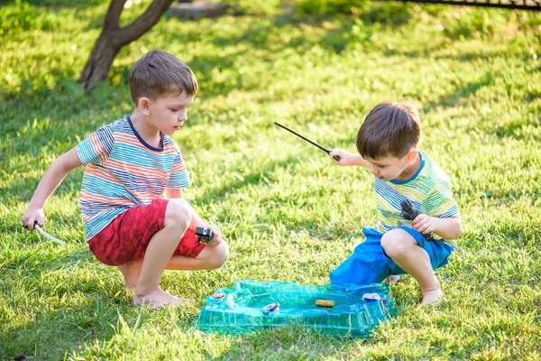 Dos chicos jugando con un juguete para niños. Niños populares g — Foto de Stock