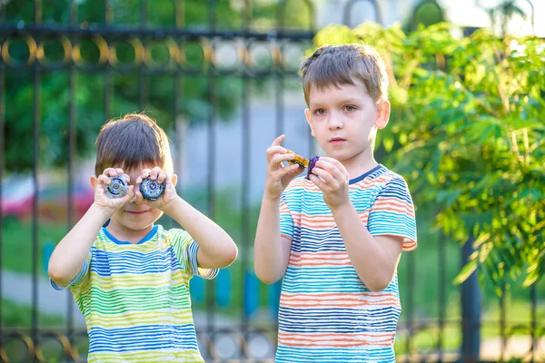 Dos chico jugando con un spinning top al aire libre — Foto de Stock