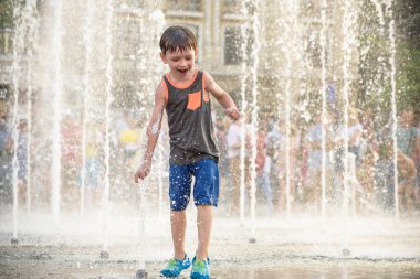 heyecanlı çocuk su jetleri, Çeşme arasında eğleniyor. Ben yaz
