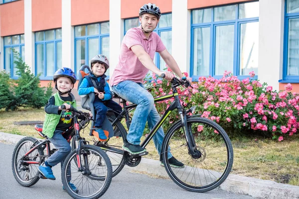 Bisiklete binme, baba ile çocuk mutlu binicilik bisiklet açık havada aile