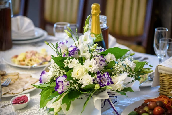 Esküvői virágos asztal dekoráció gyertyákkal átlátszó vázában — Stock Fotó