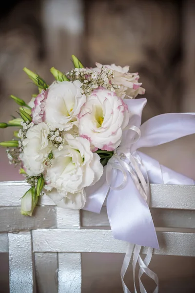 Bellissimo bouquet da sposa legato con nastri di seta e pizzo con una chiave a forma di cuore. Rose e rami di un ulivo sul vecchio sfondo vintage. Accessori da sposa — Foto Stock